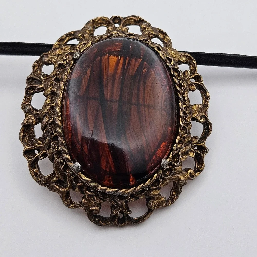 Vintage Ornate Gold Tone Filigree Oval Brooch Topaz Colored Brown Glass Pin